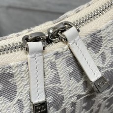 现货‼️Dior秋冬系列Miss Dior单肩水饺包 采用新款白灰色Oblique面料精心制作 别具一格 现货‼️Dior秋冬系列Miss Dior单肩水饺包 采用新款白灰色Oblique面料精心制作 别具一格