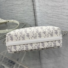 现货‼️Dior秋冬系列Miss Dior单肩水饺包 采用新款白灰色Oblique面料精心制作 别具一格 现货‼️Dior秋冬系列Miss Dior单肩水饺包 采用新款白灰色Oblique面料精心制作 别具一格