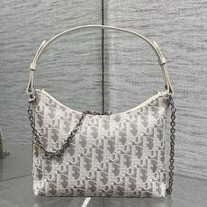 现货‼️Dior秋冬系列Miss Dior单肩水饺包 采用新款白灰色Oblique面料精心制作 别具一格 现货‼️Dior秋冬系列Miss Dior单肩水饺包 采用新款白灰色Oblique面料精心制作 别具一格