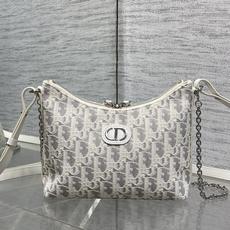 现货‼️Dior秋冬系列Miss Dior单肩水饺包 采用新款白灰色Oblique面料精心制作 别具一格 现货‼️Dior秋冬系列Miss Dior单肩水饺包 采用新款白灰色Oblique面料精心制作 别具一格