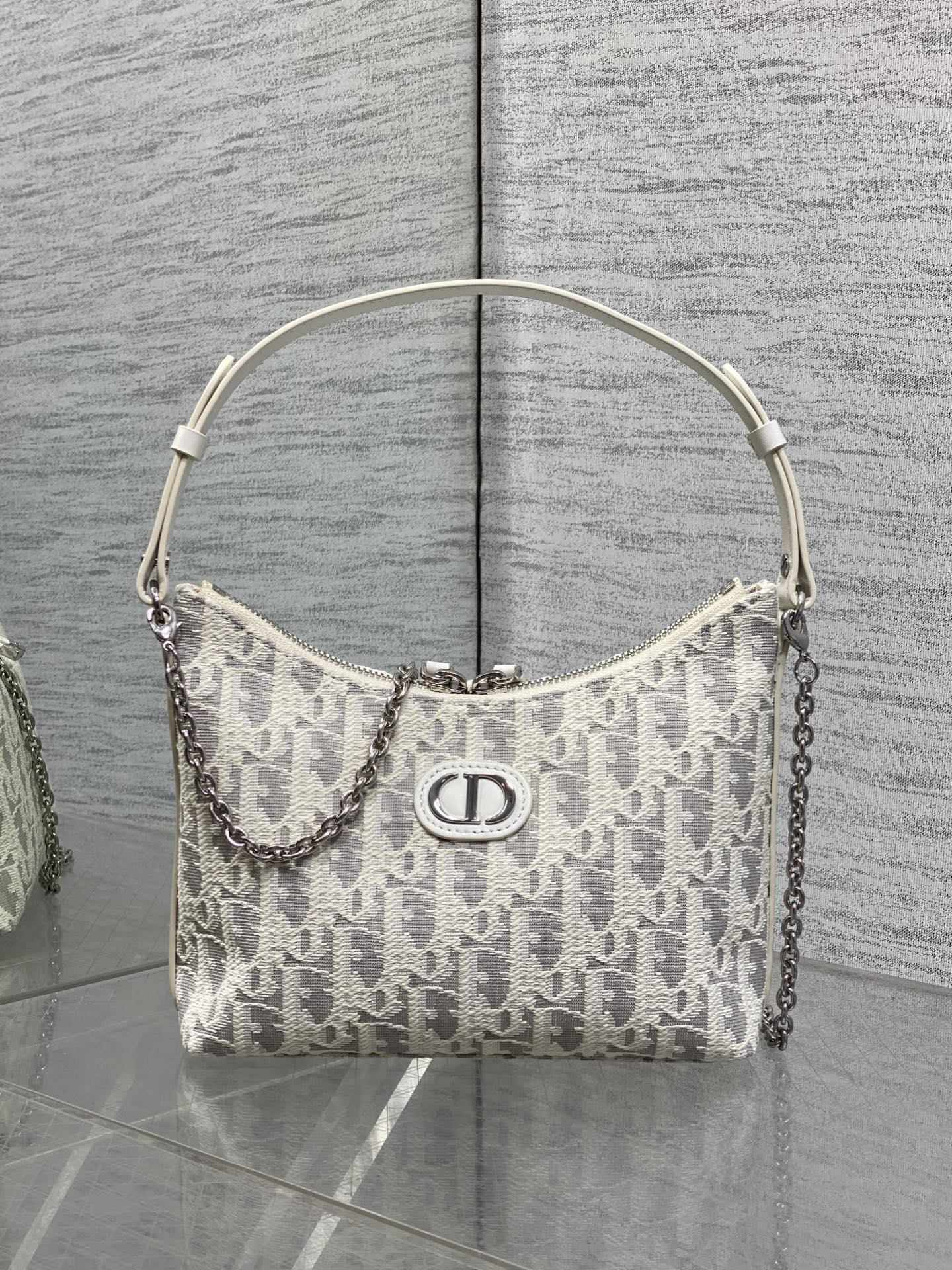 NO:812036,In stock Dior autumn and winter series Miss Dior shoulder dumpling bag. Carefully made with the new white and gray Oblique fabric. Unique silver letter logo. Extra large rhombus. Exquisite craftsmanship. Spacious compartment design. Can be carried on the shoulder or in the hand. It is a must-have item for daily travel. Size: 19*17*7cm, lunch box bag, dior, Hermes,19860909现货 Dior秋冬系列Miss Dior单肩水饺包 采用新款白灰色Oblique面料精心制作 别具一格的银色字母标志 超大菱格 精湛的工艺 宽敞的隔层设计 可手提 肩背或手拿是日常出行必备单品 size:19*17*7cm,饭盒包,dior,Hermes,,Bag