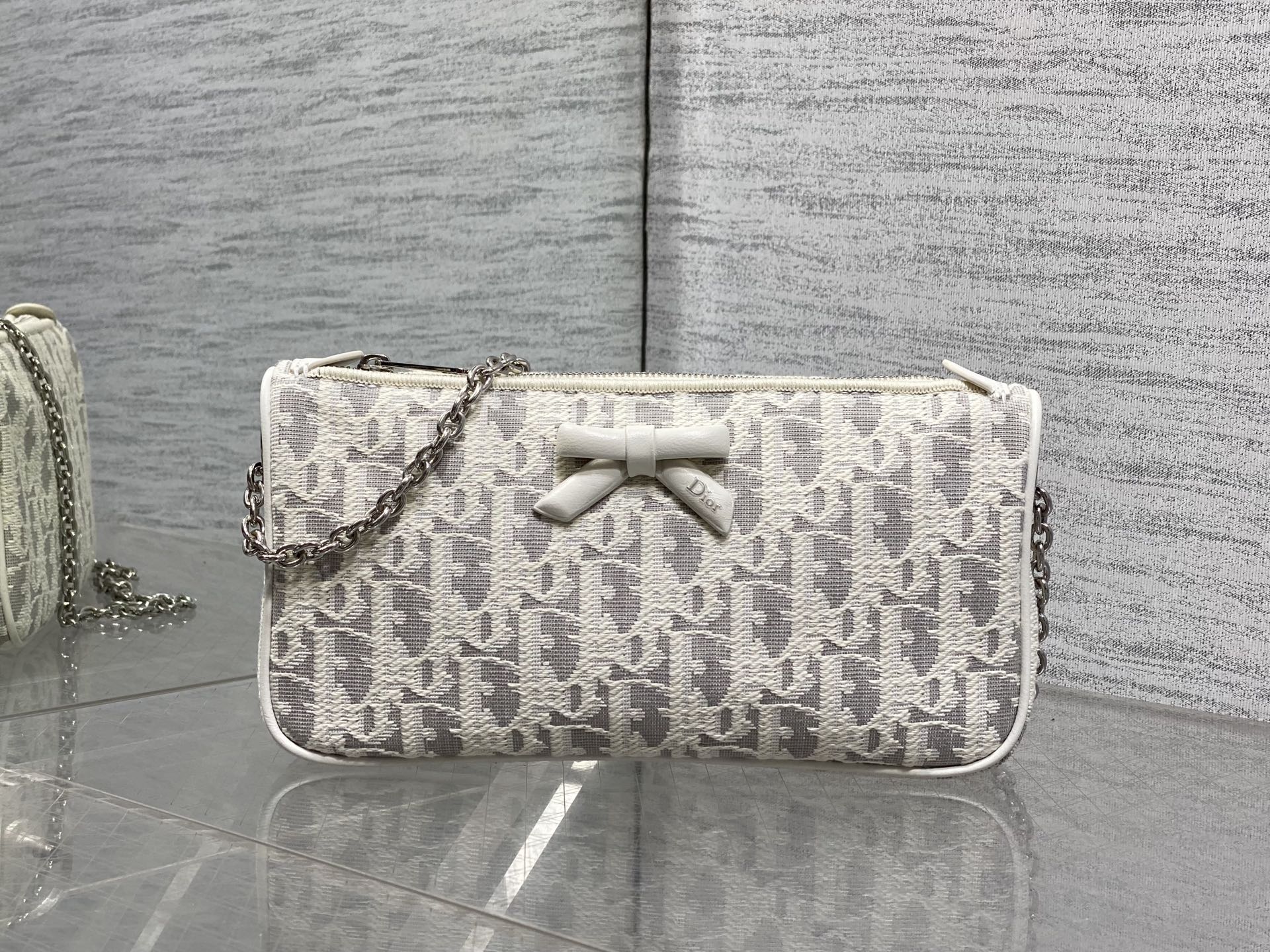 现货‼️Dior2026早春系列Oblique蝴蝶结链条包,经典 Oblique白灰帆布+白色皮革蝴蝶结 现货‼️Dior2026早春系列Oblique蝴蝶结链条包,经典 Oblique白灰帆布+白色皮革蝴蝶结