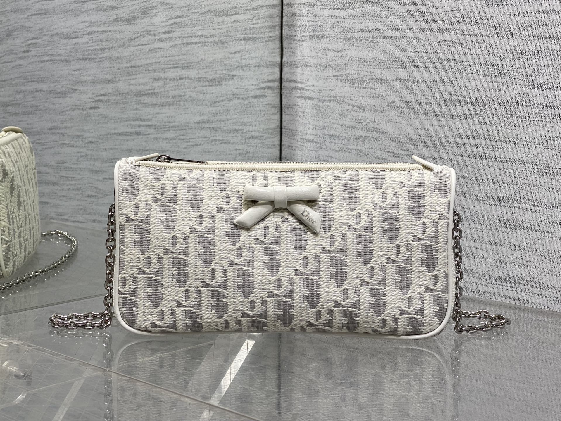 NO:812000,In stock Dior 2026 early spring series Oblique bow chain bag, classic Oblique white and gray canvas + white leather bow, elegant and playful. Silver chain shoulder strap, suitable for hand carry, single shoulder, cross-body, easy to carry for daily commuting or dating. Small size, can hold lipstick, powder and other small items, practical and fashionable. The presbyopia pattern is versatile and timeless, and the bow design is super girly. It is a must-have item that is both practical and fashionable!  Size; 22*11.5*4.5cm, new bow bag, dior, Hermes,19860909现货 Dior2026早春系列Oblique蝴蝶结链条包,经典 Oblique白灰帆布+白色皮革蝴蝶结,优雅又俏皮 银色链条肩带,手拎,单肩,斜挎都OK,日常通勤或约会都能轻松驾驭.尺寸小巧,能装下口红,粉饼等随身小物,实用又时髦.老花图案百搭不过时,蝴蝶结设计超有少女感,是实用与时尚兼具的必入单品! Size；22*11.5*4.5cm,新款蝴蝶结包,dior,Hermes,,Bag