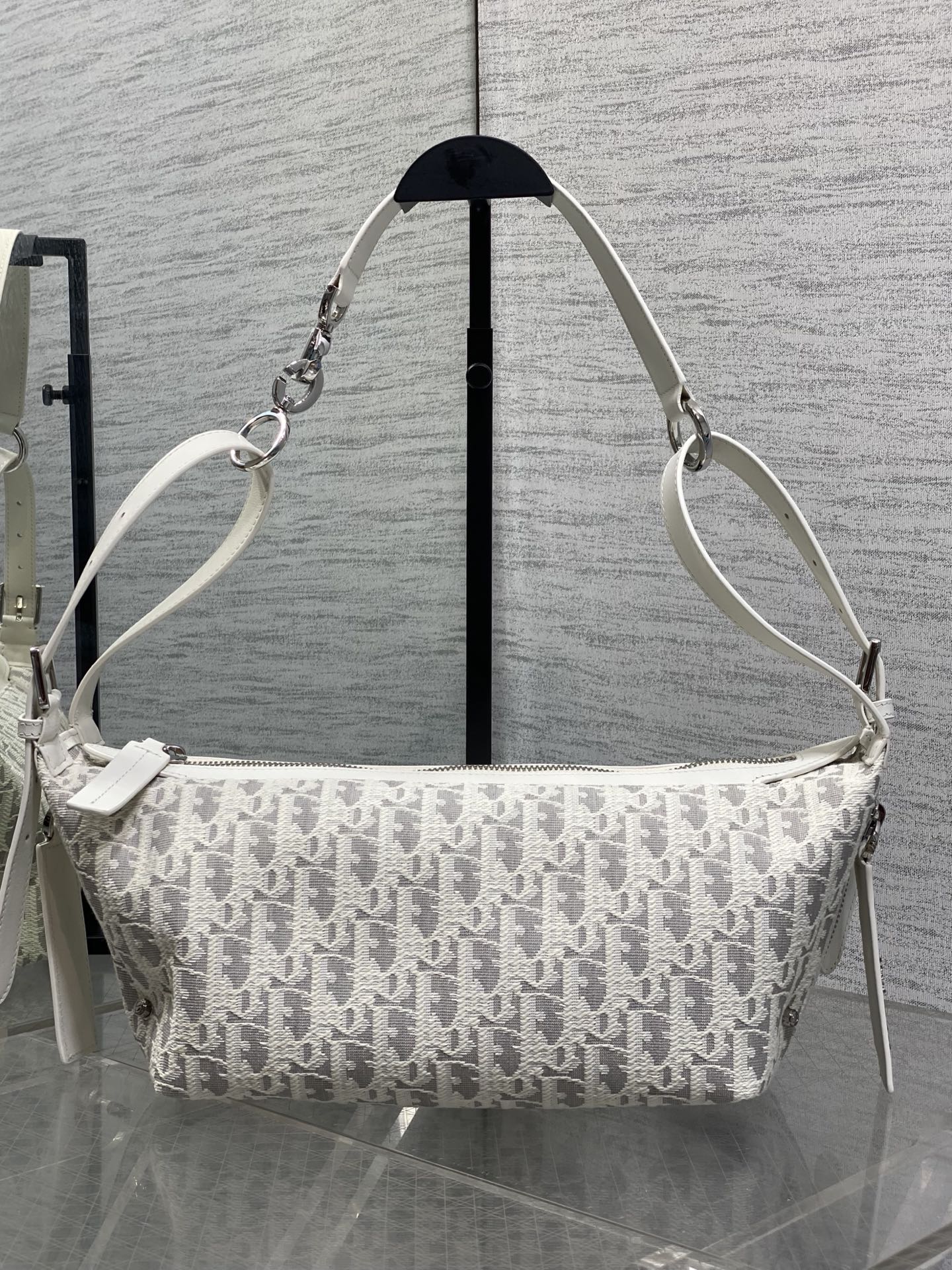 NO:812010,Small size in stock  The Journey white and gray cloth silver buckle series feels so summery. The white and gray cloth fabric is paired with milky white calfskin. The light color looks fresh and healing. It is a hobo bag with a relaxed feel. The shape of the bag is soft and casual. The gold letter shoulder strap buckle makes the overall retro and high-end. The exquisite leather letter tag has very good details and can be carried in a variety of ways. It can be carried on the shoulder or cross-body. The key is that it is ultra-light for personal use and has a large capacity. Fashionistas all know the gold content of this bag.  size:25.5*14.5*14cm, lunch box bag, cowhide, Hermes,19860909小号现货 Journey白灰布银扣系列,太有夏天的感觉啦,白灰布的面料搭配奶白色小牛皮,浅色系显得清新又治愈,自带松弛感的hobo包,包形柔软又随意,金色的字母肩带扣,整体复古又高级,精致感满满的字母皮牌,细节非常到位,可以解锁多种背法,手提单肩和斜挎,关键是自用超轻便,容量又大,时髦精们都懂这款的含金量 size:25.5*14.5*14cm,饭盒包,cowhide,Hermes,,Bag