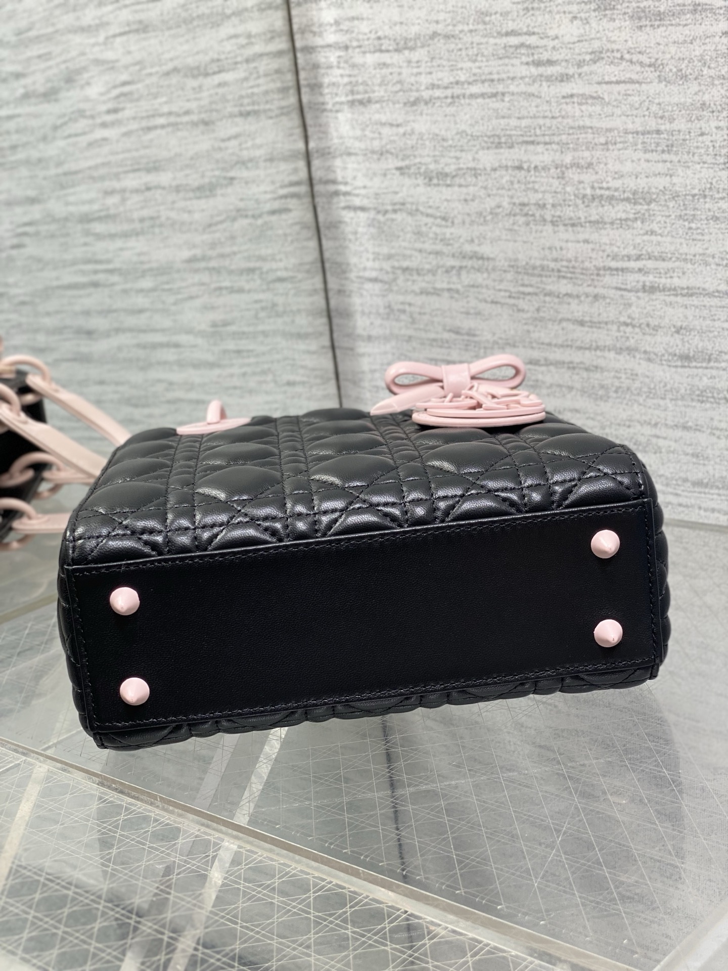 现货‼️Lady最新款四格蝴蝶结🎀戴妃包，采用小羊皮精心制作、人手一个必备的戴妃包😍。迷人优雅又气场十足