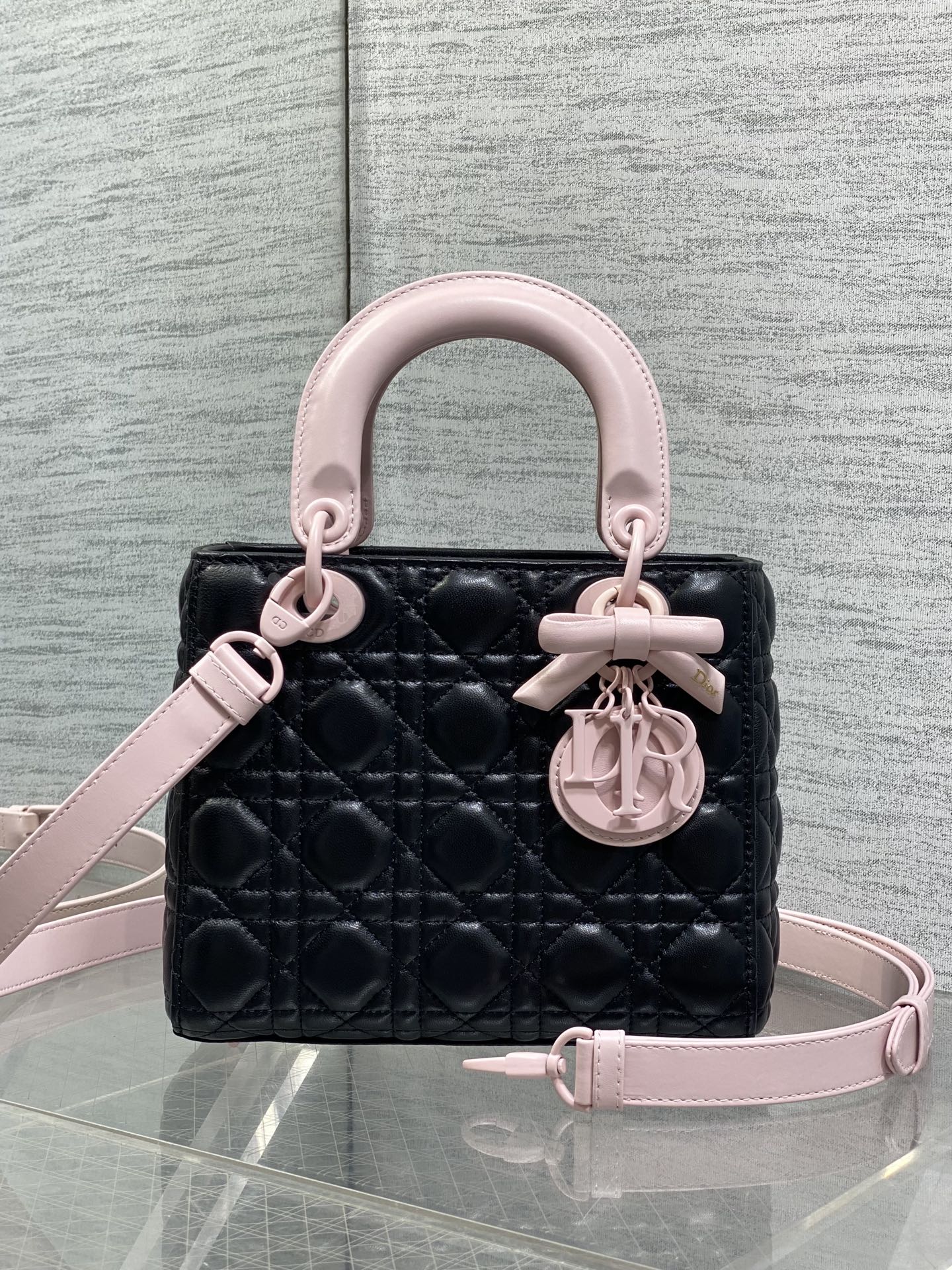 NO:812159,In stock, Lady's latest four-lattice bow Diana bag is carefully made of lambskin. It is a must-have Princess Diana bag for everyone. Charming, elegant and full of aura, it is also full of femininity when carried cross-body, classic fashion style. It is a beautiful bag that everyone has in their hands on Instagram and many fashion icons. Don't miss it. Size 20*17*8cm, new bow bag, sheepskin, Hermes,19860909现货 Lady最新款四格蝴蝶结戴妃包,采用小羊皮精心制作、人手一个必备的戴妃包.迷人优雅又气场十足,斜挎手拎也是女人味十足,经典时尚风格.ins和众多时尚icon都人手一个的美包,别错过哦 size20*17*8cm,新款蝴蝶结包,sheepskin,Hermes,,Bag