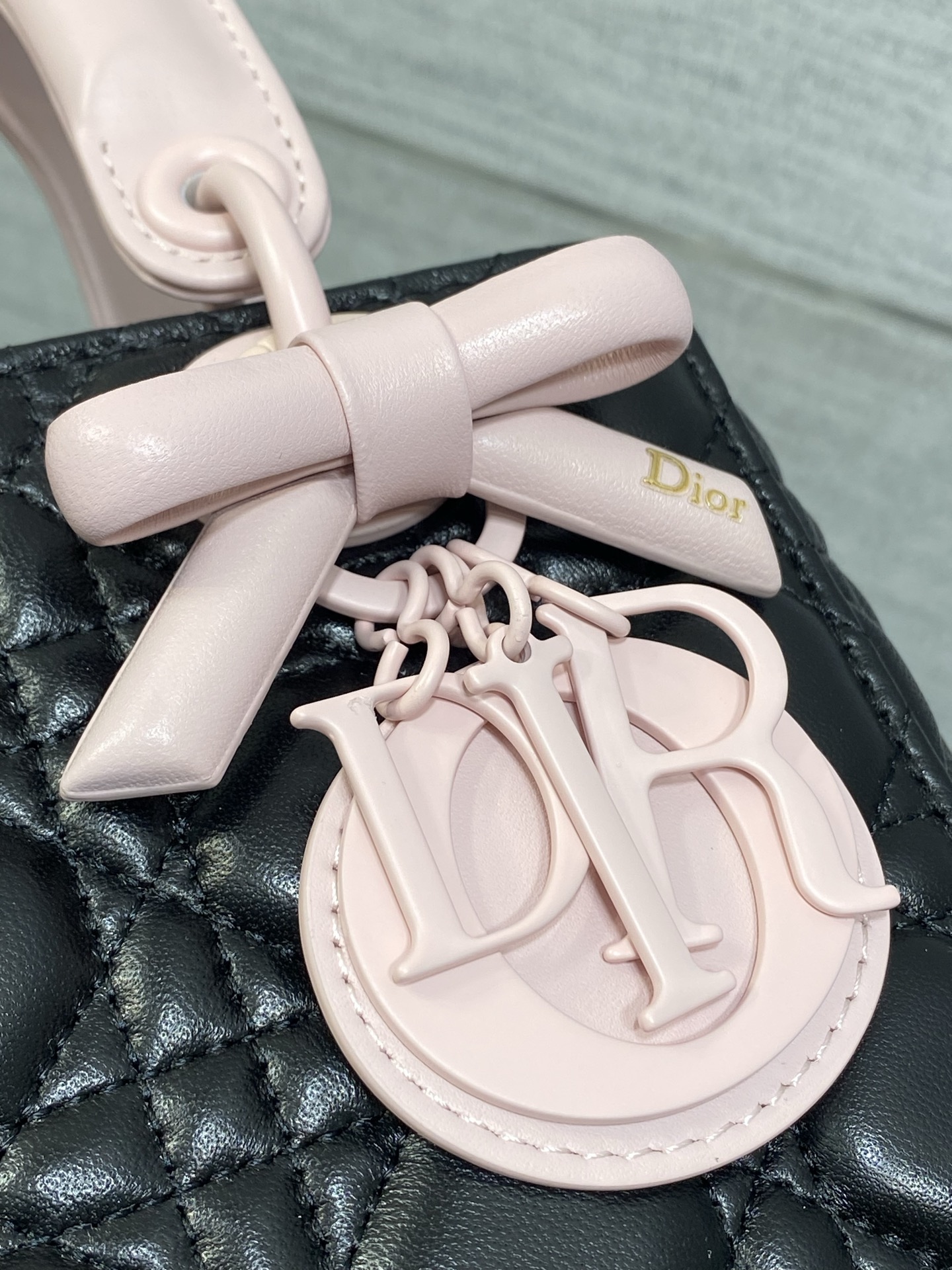 现货‼️Lady最新款四格蝴蝶结🎀戴妃包，采用小羊皮精心制作、人手一个必备的戴妃包😍。迷人优雅又气场十足