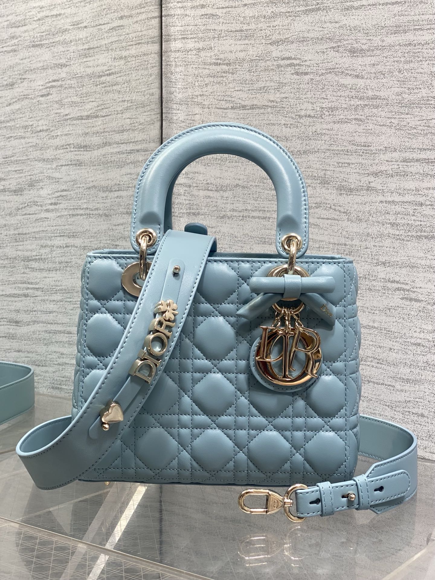 NO:812166,In stock, Lady's latest four-lattice bow Diana bag is carefully made of lambskin. It is a must-have Princess Diana bag for everyone. Charming, elegant and full of aura, it is also full of femininity when carried cross-body, classic fashion style. It is a beautiful bag that everyone has in their hands on Instagram and many fashion icons. Don't miss it. Size 20*17*8cm, new bow bag, sheepskin, Hermes,19860909现货 Lady最新款四格蝴蝶结戴妃包,采用小羊皮精心制作、人手一个必备的戴妃包.迷人优雅又气场十足,斜挎手拎也是女人味十足,经典时尚风格.ins和众多时尚icon都人手一个的美包,别错过哦 size20*17*8cm,新款蝴蝶结包,sheepskin,Hermes,,Bag