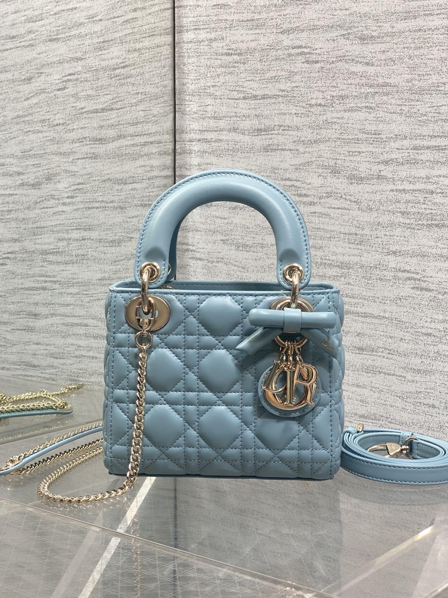NO:812170,Ready in stock Classic Lady's latest bow-tie Princess Diana bag, a must-have three-compartment small bag for everyone. Charming, elegant and full of aura, it is also full of femininity when carried cross-body, classic fashion style. This beautiful bag is available on Instagram and many fashion icons, don't miss it. Size 17*7*15cm, new bow bag, Hermes,19860909现货 Classic Lady最新蝴蝶结戴妃包,人手一个必备的三格小包.迷人优雅又气场十足,斜挎手拎也是女人味十足,经典时尚风格.ins和众多时尚icon都人手一个的美包,别错过哦 size17*7*15cm,新款蝴蝶结包,Hermes,,Bag