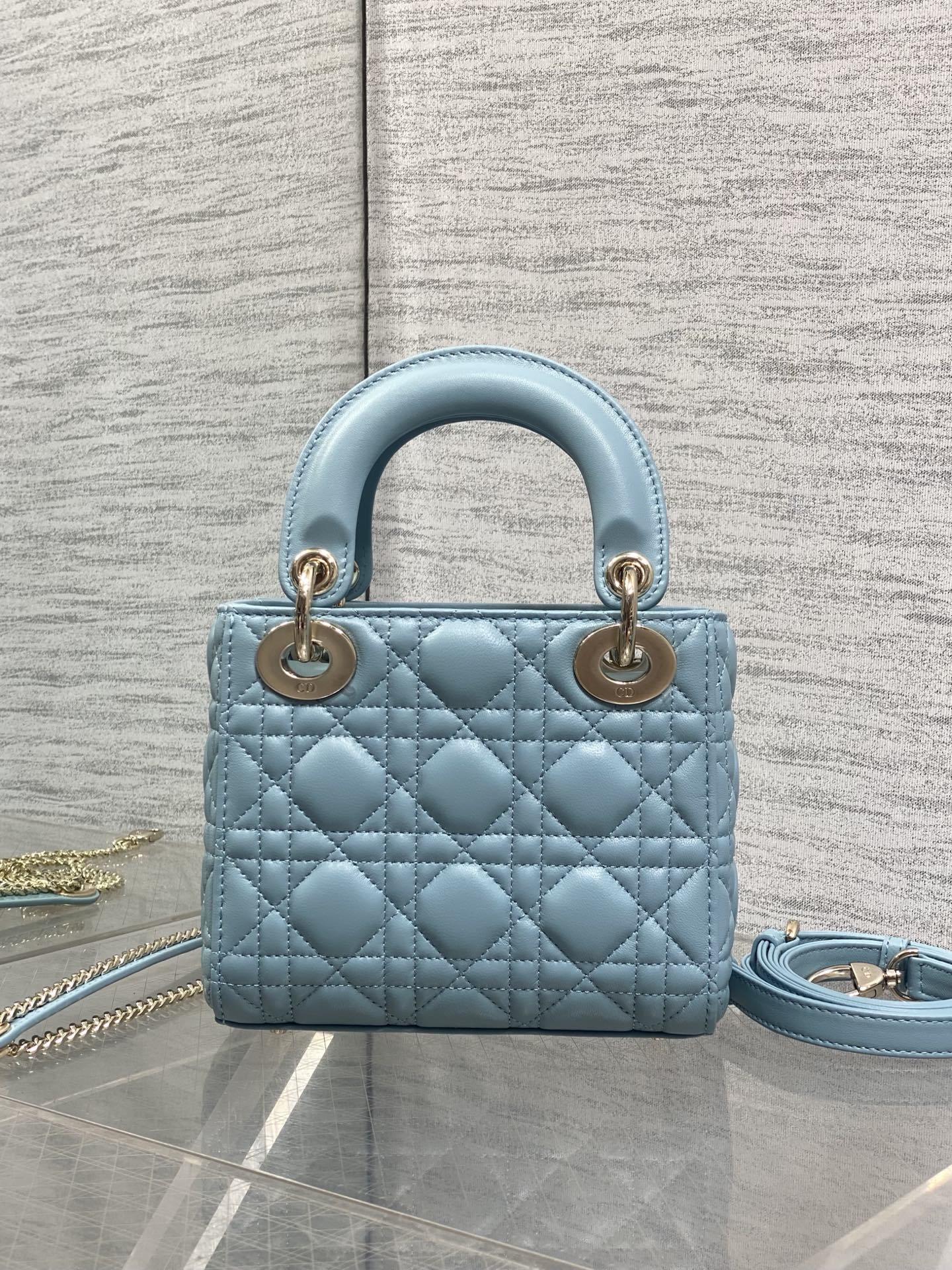 现货‼️Classic Lady最新蝴蝶结🎀戴妃包，人手一个必备的三格小包😍。迷人优雅又气场十足💃🏻，斜