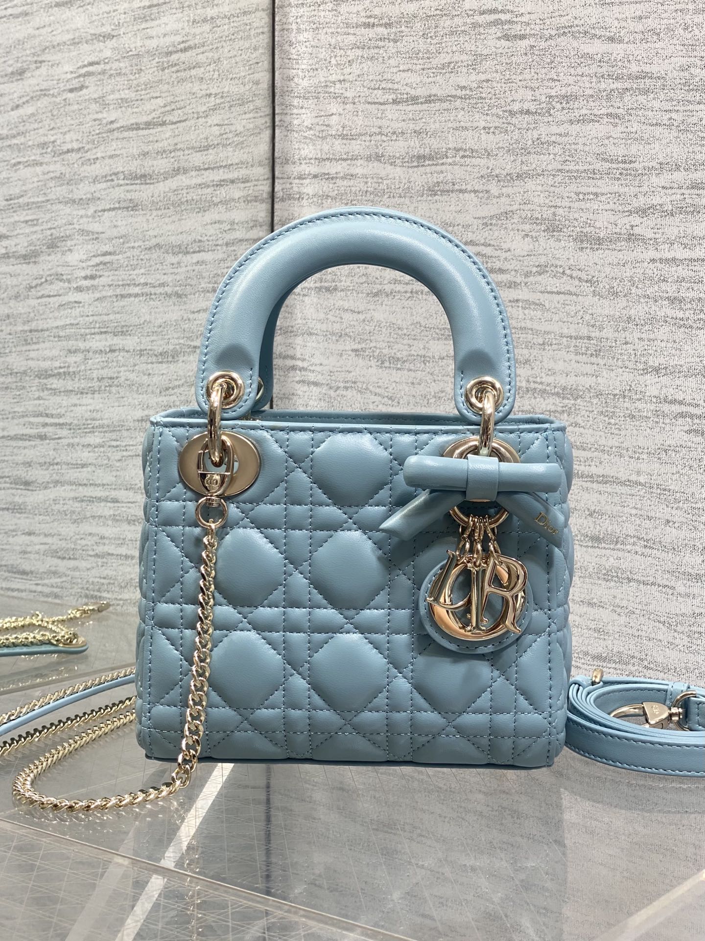 现货‼️Classic Lady最新蝴蝶结🎀戴妃包，人手一个必备的三格小包😍。迷人优雅又气场十足💃🏻，斜