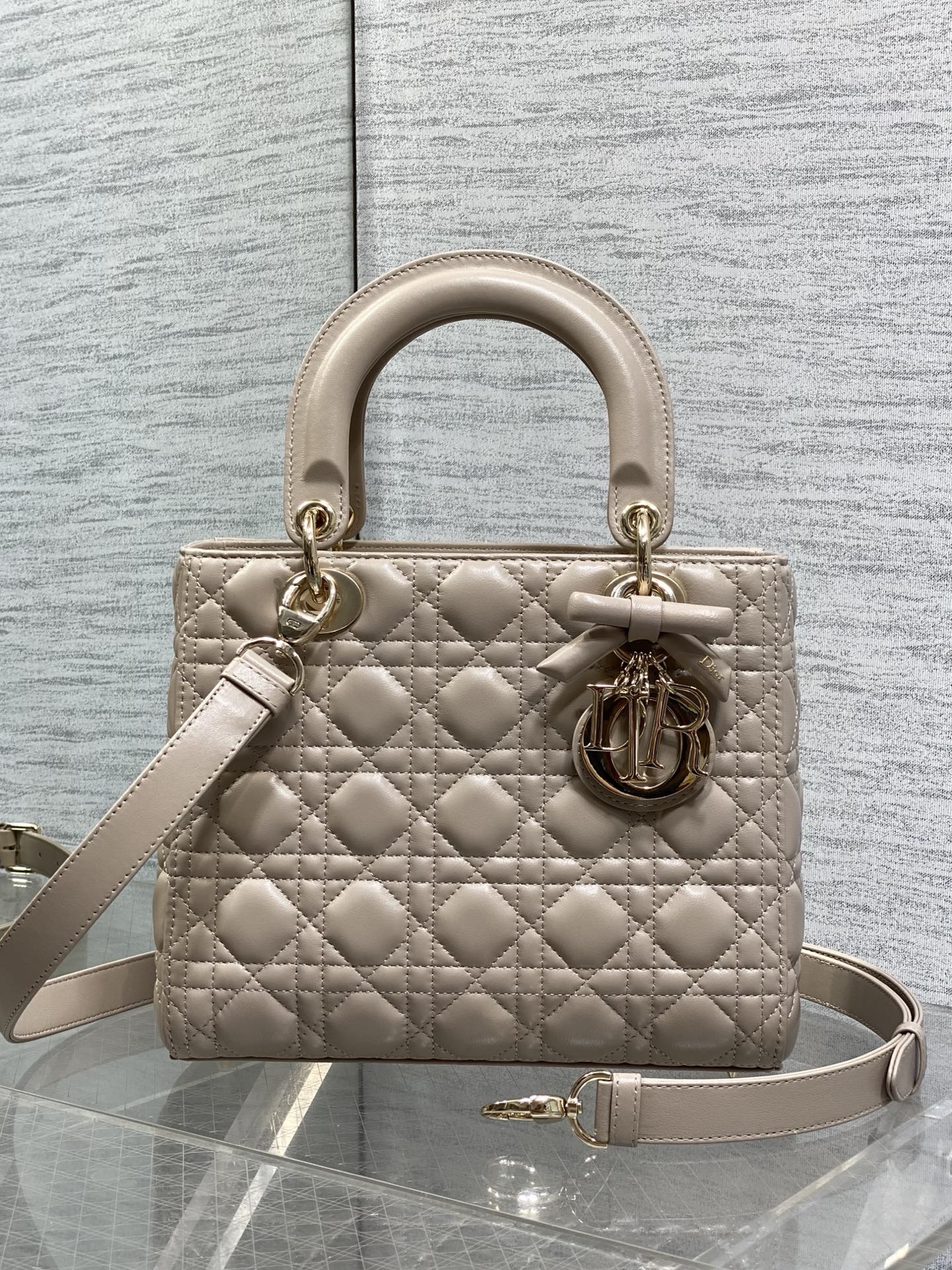 NO:812175,In stock, Lady's latest five-lattice bow Diana bag is carefully made of lambskin. It is a must-have Princess Diana bag for everyone. It is charming, elegant and full of aura. It is also full of femininity when carried cross-body and has a classic fashion style. It is a beautiful bag that everyone has on Instagram and many fashion icons. Don't miss it. Size 24cm, new bow bag, sheepskin, Hermes,19860909现货 Lady最新款五格蝴蝶结戴妃包,采用小羊皮精心制作、人手一个必备的戴妃包.迷人优雅又气场十足,斜挎手拎也是女人味十足,经典时尚风格.ins和众多时尚icon都人手一个的美包,别错过哦 size24cm,新款蝴蝶结包,sheepskin,Hermes,,Bag