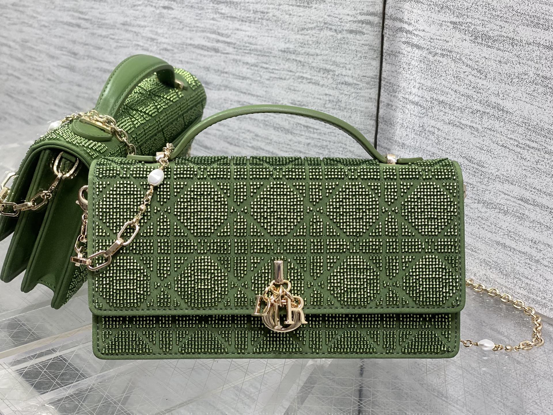 NO:812179,In stock Miss Dior's latest limited handmade bead micro series, one can't hold anything, only cute little bags, every thread and bead on the leather surface is hand-embroidered, the capacity is small, it can only hold lipstick, car keys, and can also be used as a card holder size 21*11.5*4cm, Princess Diana heavy industry beads, dior, Hermes,19860909现货 Miss Dior最新限量手工珠子micro系列,一只什么都装不下,只能装下可爱的小包包,皮面上的每一根线每一颗珠子都是手工刺绣,容量较小,只能放下口红,车钥匙,还能当卡包 size21*11.5*4cm,戴妃重工珠子,dior,Hermes,,Bag