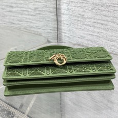 现货‼️Miss Dior最新限量手工珠子micro系列,一只什么都装不下,只能装下可爱的小包包😘,皮面 现货‼️Miss Dior最新限量手工珠子micro系列,一只什么都装不下,只能装下可爱的小包包😘,皮面