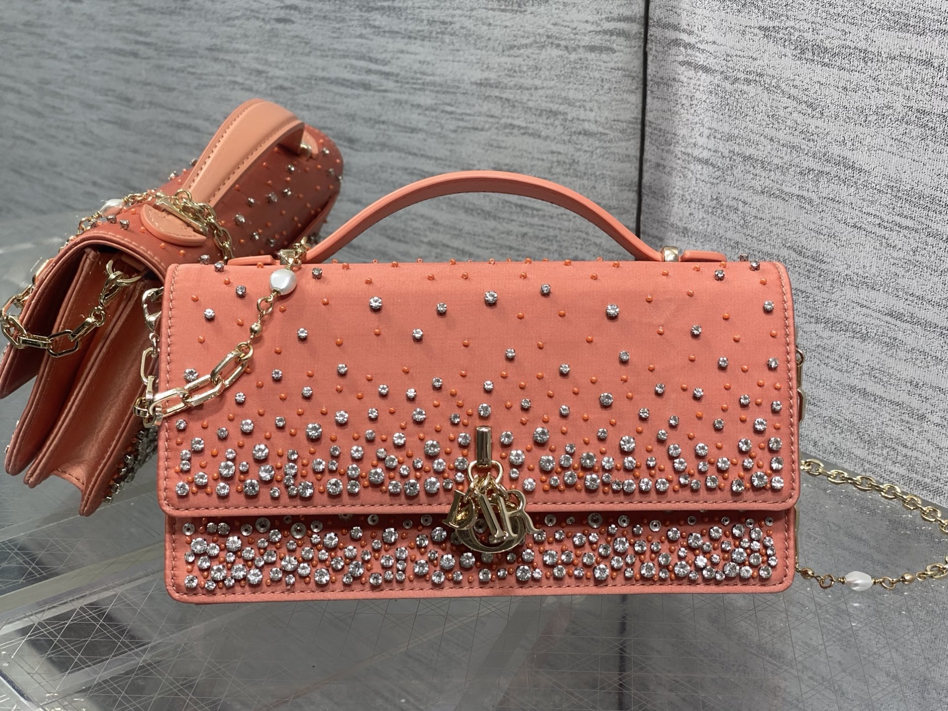 NO:812183,In stock Lady's latest limited handmade bead micro series, one can't hold anything, only cute little bags, every thread and bead on the leather surface is hand-embroidered, the capacity is small, it can only hold lipstick, car keys, and can also be used as a card holder size 24*7.5*14cm, Princess Diana heavy industry beads, Hermes,19860909现货 Lady最新限量手工珠子micro系列,一只什么都装不下,只能装下可爱的小包包,皮面上的每一根线每一颗珠子都是手工刺绣,容量较小,只能放下口红,车钥匙,还能当卡包 size24*7.5*14cm,戴妃重工珠子,Hermes,,Bag