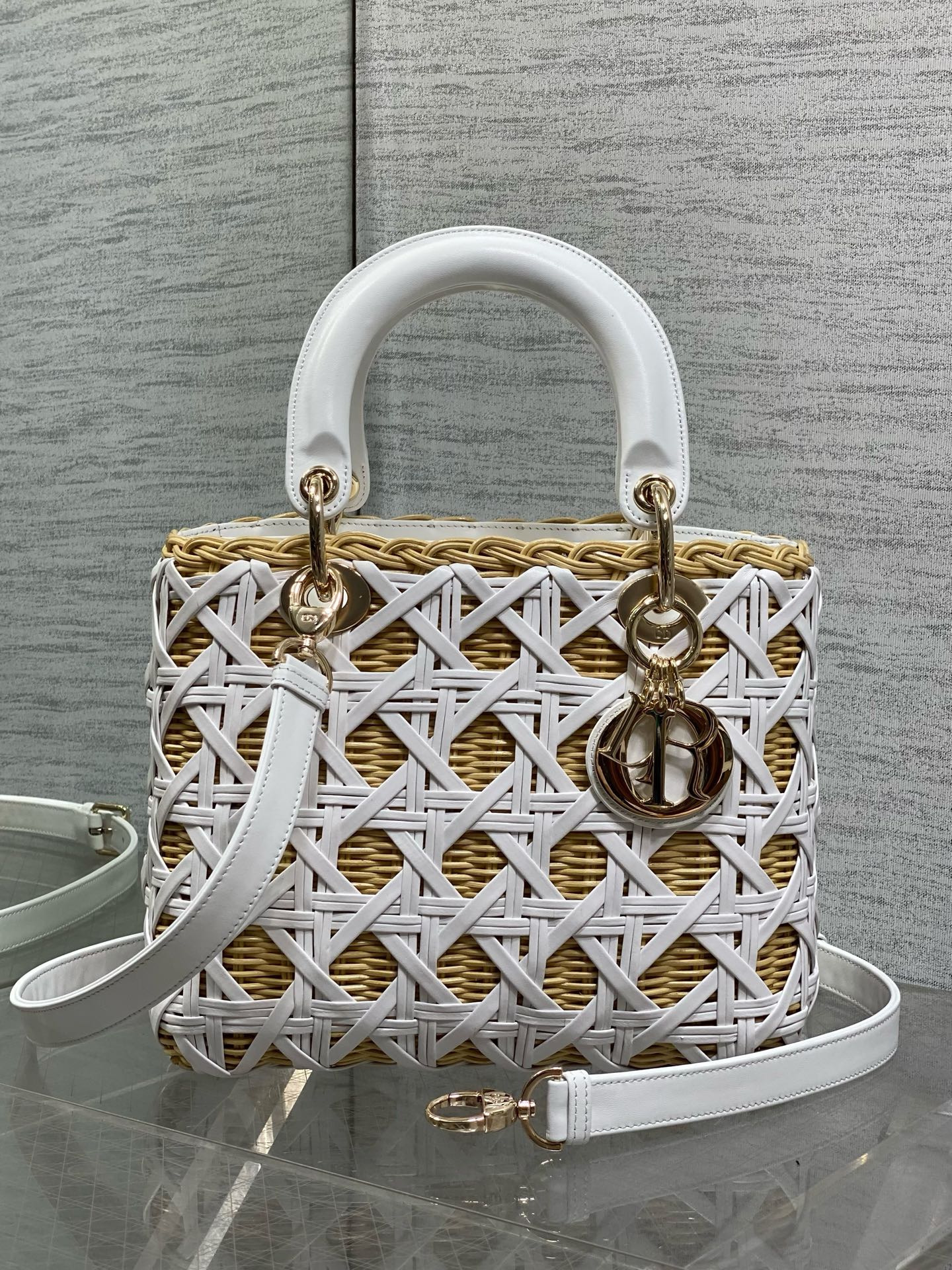 NO:812187,In stock Dior Lady Dior rattan handbag, classic rhombus leather + natural rattan, geometric weave has a holiday feel!  The golden 'D.I.O.R' pendant + metal accessories are full of details. It can be carried as a hand-held or cross-body bag, and can be easily carried on daily trips and vacations. The rattan material is light and breathable, super comfortable on the back in summer, and has a natural feel ~ Pair it with simple or holiday-style outfits, it is elegant and fashionable!  Size24cm, Princess Diana heavy industry beads, dior, Hermes,19860909现货 Dior Lady Dior藤编手袋,经典菱格皮革+天然藤编,几何编织超有度假感！金色“D.I.O.R”吊饰+金属配件,细节满分 手提or斜挎都OK,日常出行、度假都能轻松驾驭.藤编材质轻便透气,夏天背超舒服,还很有自然气息～搭配简约或度假风穿搭,优雅又时髦！ Size24cm,戴妃重工珠子,dior,Hermes,,Bag