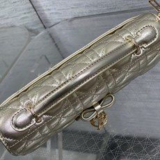 现货‼️砖柜最新蝴蝶结珍珠链条手拿包🎀标志性的藤纹格,经典的字母吊饰带🎀👏 ,别致的手柄设计,搭配柔软的 现货‼️砖柜最新蝴蝶结珍珠链条手拿包🎀标志性的藤纹格,经典的字母吊饰带🎀👏 ,别致的手柄设计,搭配柔软的