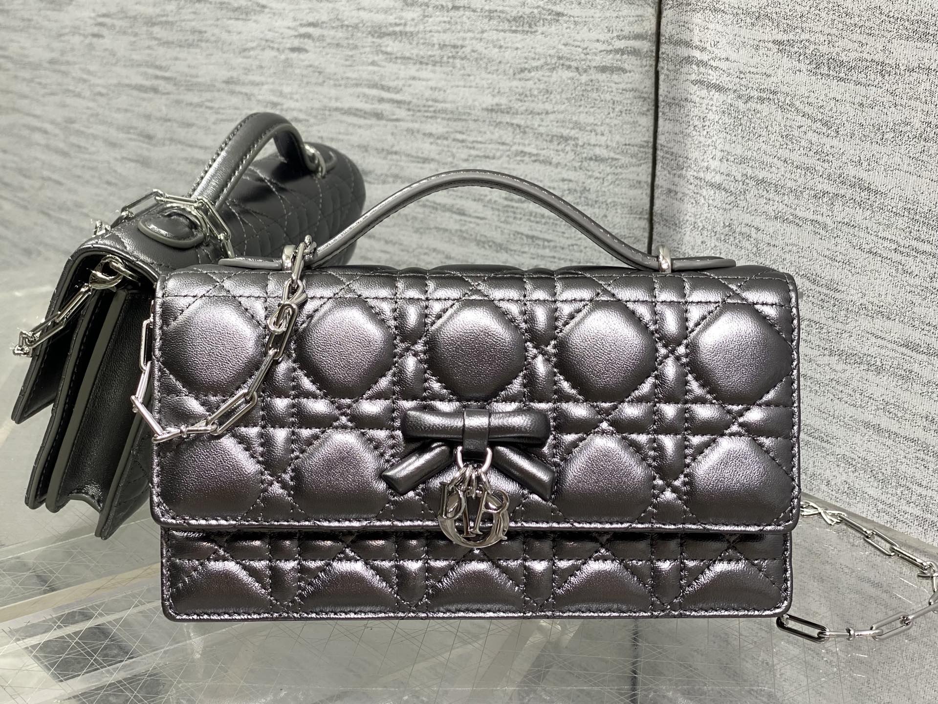 NO:850644,In stock, Brick Cabinet's latest bow-knot pearl chain clutch bag features the iconic rattan lattice, classic letter straps, unique handle design, and soft sheepskin, which is elegant and fashionable. The highlight is the beautiful pearl chain, which makes the entire bag more refined. It has multiple compartments and card slots inside. It is both exquisite and practical. Size: 21*11*5cm, new bow bag, handbag, sheepskin, Hermes,19860909现货 砖柜最新蝴蝶结珍珠链条手拿包标志性的藤纹格,经典的字母吊饰带 ,别致的手柄设计,搭配柔软的羊皮,优雅又时尚 ,亮点在于绝美的珍珠链条 ,令整个包更加的精致,内里多个隔层和卡槽,精美之余又实用度满满的 size:21*11*5cm,新款蝴蝶结包,handbag,sheepskin,Hermes,,Bag