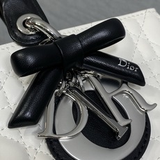 黑白拼大号现货‼️最新蝴蝶结🎀D-joy强势回归,大爆款的节奏🔥,包包自带两条肩带,多种背法🙋🏻♀️, 黑白拼大号现货‼️最新蝴蝶结🎀D-joy强势回归,大爆款的节奏🔥,包包自带两条肩带,多种背法🙋🏻♀️,