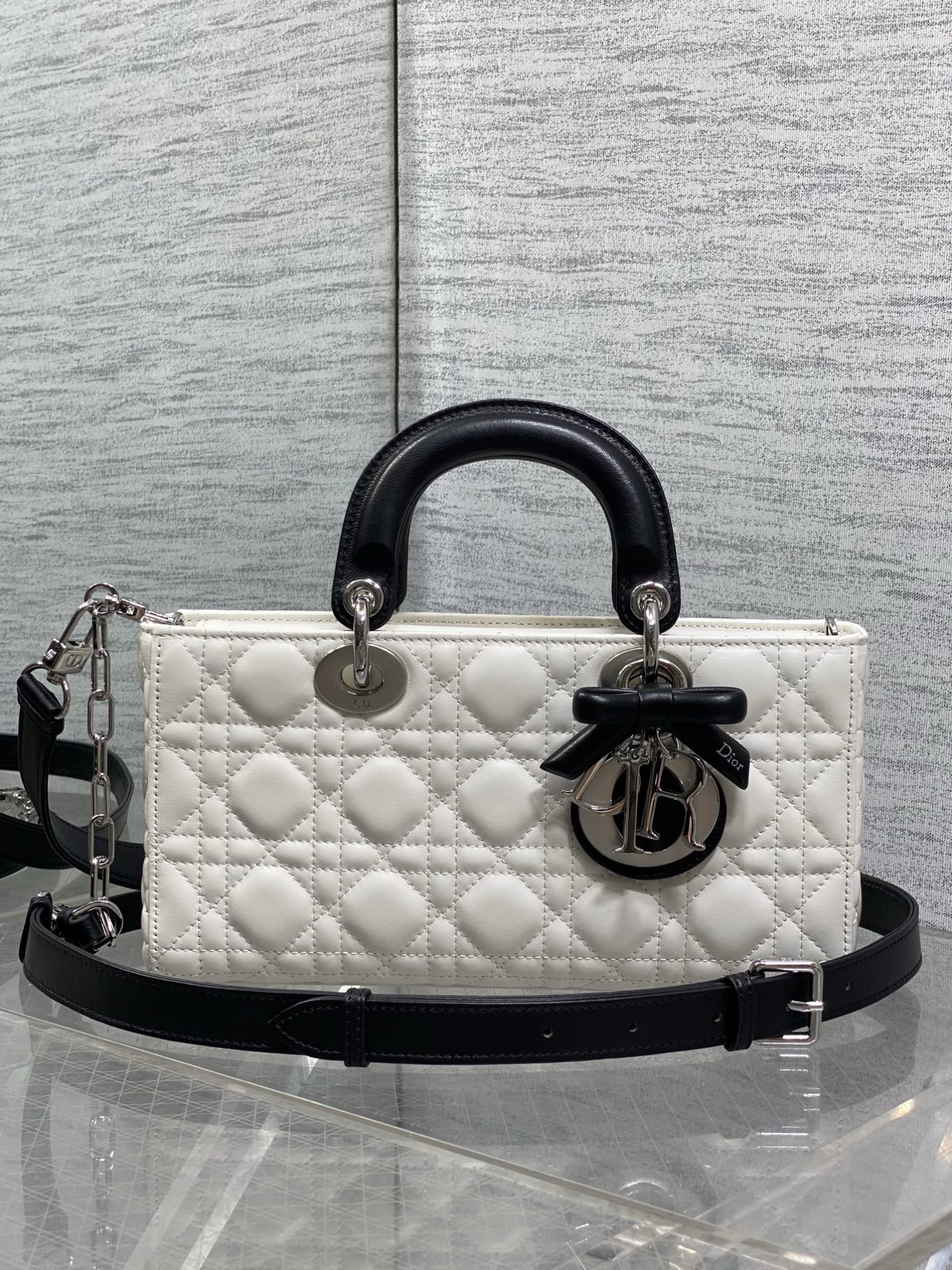 NO:850671,Black and white combined with large sizes are in stock. The latest bow D-joy is back strongly, the trend of big hits, the bag comes with two shoulder straps, multiple carrying methods♀, the upper body is beautiful and rustic, the classic rhombus design, with soft patent leather is elegant and fashionable size26*6*14cm, new bow bag, Hermes,19860909黑白拼大号现货 最新蝴蝶结D-joy强势回归,大爆款的节奏,包包自带两条肩带,多种背法♀,上身又美又飒,经典的菱格设计,搭配柔软的漆皮优雅又时尚 size26*6*14cm,新款蝴蝶结包,Hermes,,Bag