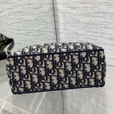 现货‼️Nomad手拿饭盒包系列升级版饭盒包,自带肩带的快乐谁懂加配的可调节长肩带,大大提升了实用性廓形 现货‼️Nomad手拿饭盒包系列升级版饭盒包,自带肩带的快乐谁懂加配的可调节长肩带,大大提升了实用性廓形