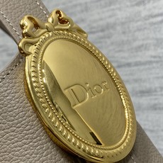 大象灰现货‼️Dior Medaillon大号水桶包春夏新款柔软的颗粒面牛皮革,超级有质感简洁又大气的包 大象灰现货‼️Dior Medaillon大号水桶包春夏新款柔软的颗粒面牛皮革,超级有质感简洁又大气的包