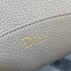 大象灰现货‼️Dior Medaillon大号水桶包春夏新款柔软的颗粒面牛皮革,超级有质感简洁又大气的包 大象灰现货‼️Dior Medaillon大号水桶包春夏新款柔软的颗粒面牛皮革,超级有质感简洁又大气的包
