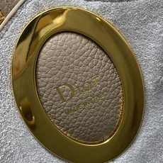 大象灰现货‼️Dior Medaillon大号水桶包春夏新款柔软的颗粒面牛皮革,超级有质感简洁又大气的包 大象灰现货‼️Dior Medaillon大号水桶包春夏新款柔软的颗粒面牛皮革,超级有质感简洁又大气的包
