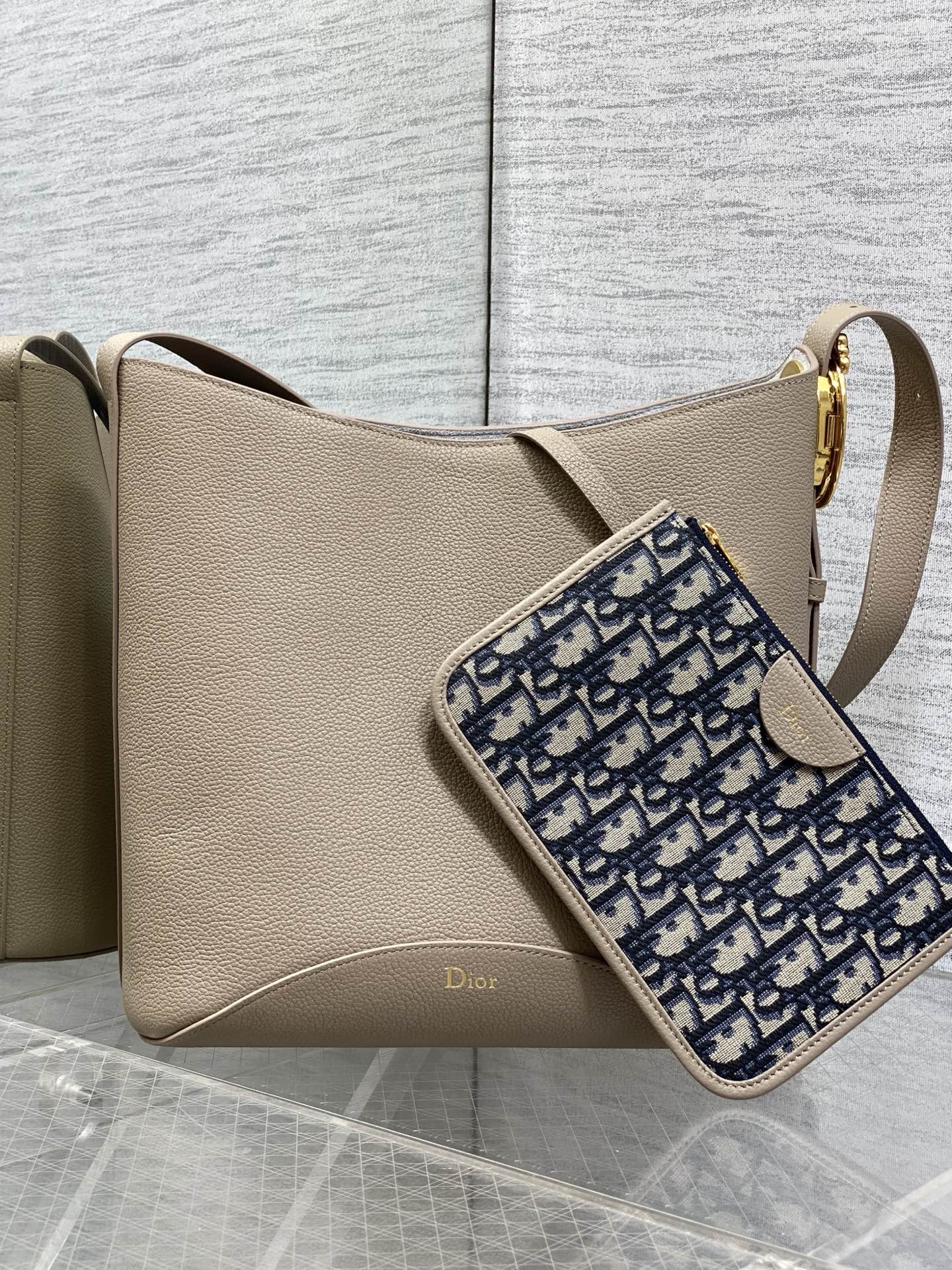 NO:850762,Elephant gray ready-made Dior Medaillon large bucket bag for spring and summer. Soft grained cow leather, super texture. Simple and elegant bag shape, full of high-end sense. The shoulder straps are matched with classic mirror hardware buckles, elegant and modern. The large capacity can store various daily travel items. The design of the adjustable shoulder straps creates a variety of shoulder styles. It is suitable for both commuting and leisure travel 1532  size:26.5x26x15cm, 2026 spring and summer new style, dior, cowhide, Hermes,19860909大象灰现货 Dior Medaillon大号水桶包春夏新款 柔软的颗粒面牛皮革,超级有质感 简洁又大气的包形,满满的高级感 肩带搭配经典镜子五金扣,优雅又摩登 超大的容量可收纳各种日常出行用品 可调节肩带的设计打造多种肩背造型 无论是通勤和休闲出行都很合适 1532 size:26.5x26x15cm,2026春夏新款,dior,cowhide,Hermes,,Bag