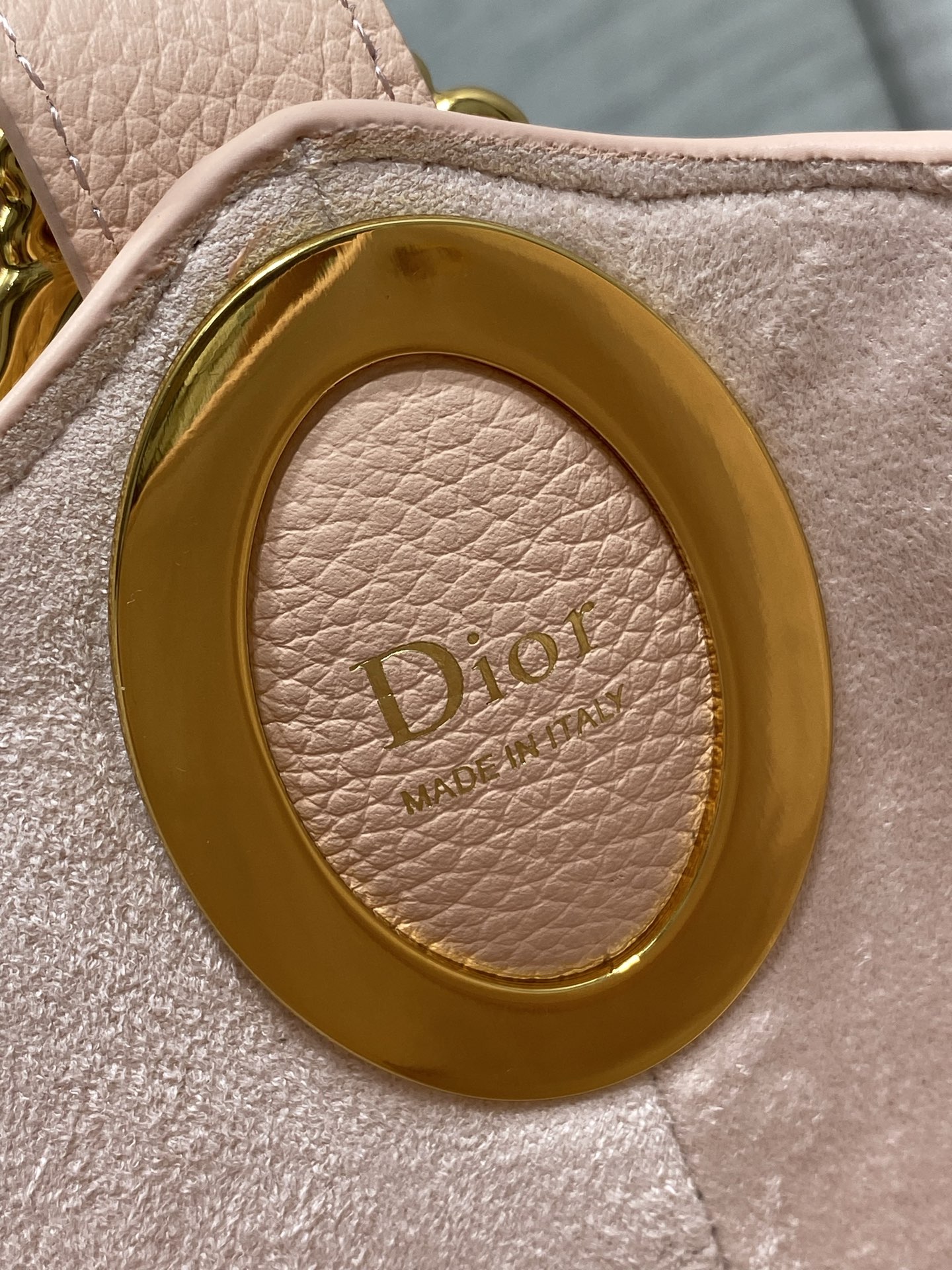 胭脂粉现货‼️Dior Medaillon水桶包春夏新款柔软的颗粒面牛皮革，超级有质感简洁又大气的包形，