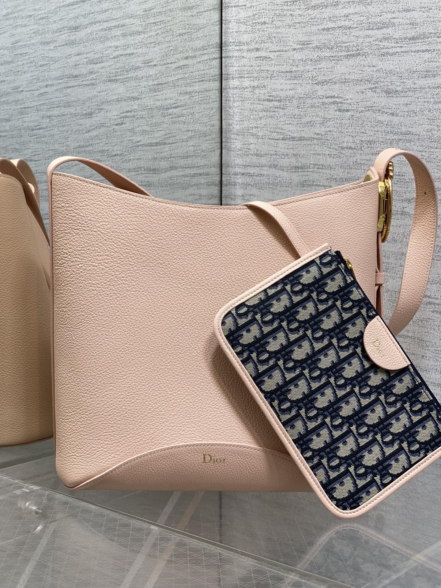 NO:850803,Rouge powder is in stock. Dior Medaillon bucket bag spring and summer new style. Soft grained cow leather, super texture. Simple and elegant bag shape, full of high-end sense. The shoulder straps are matched with classic mirror hardware buckles, elegant and modern. The large capacity can store various daily travel items. The design of the adjustable shoulder straps creates a variety of shoulder styles. It is suitable for both commuting and leisure travel. 1532  size:26.5x26x15cm, 2026 spring and summer new style, dior, cowhide, Hermes,19860909胭脂粉现货 Dior Medaillon水桶包春夏新款 柔软的颗粒面牛皮革,超级有质感 简洁又大气的包形,满满的高级感 肩带搭配经典镜子五金扣,优雅又摩登 超大的容量可收纳各种日常出行用品 可调节肩带的设计打造多种肩背造型 无论是通勤和休闲出行都很合适 1532 size:26.5x26x15cm,2026春夏新款,dior,cowhide,Hermes,,Bag