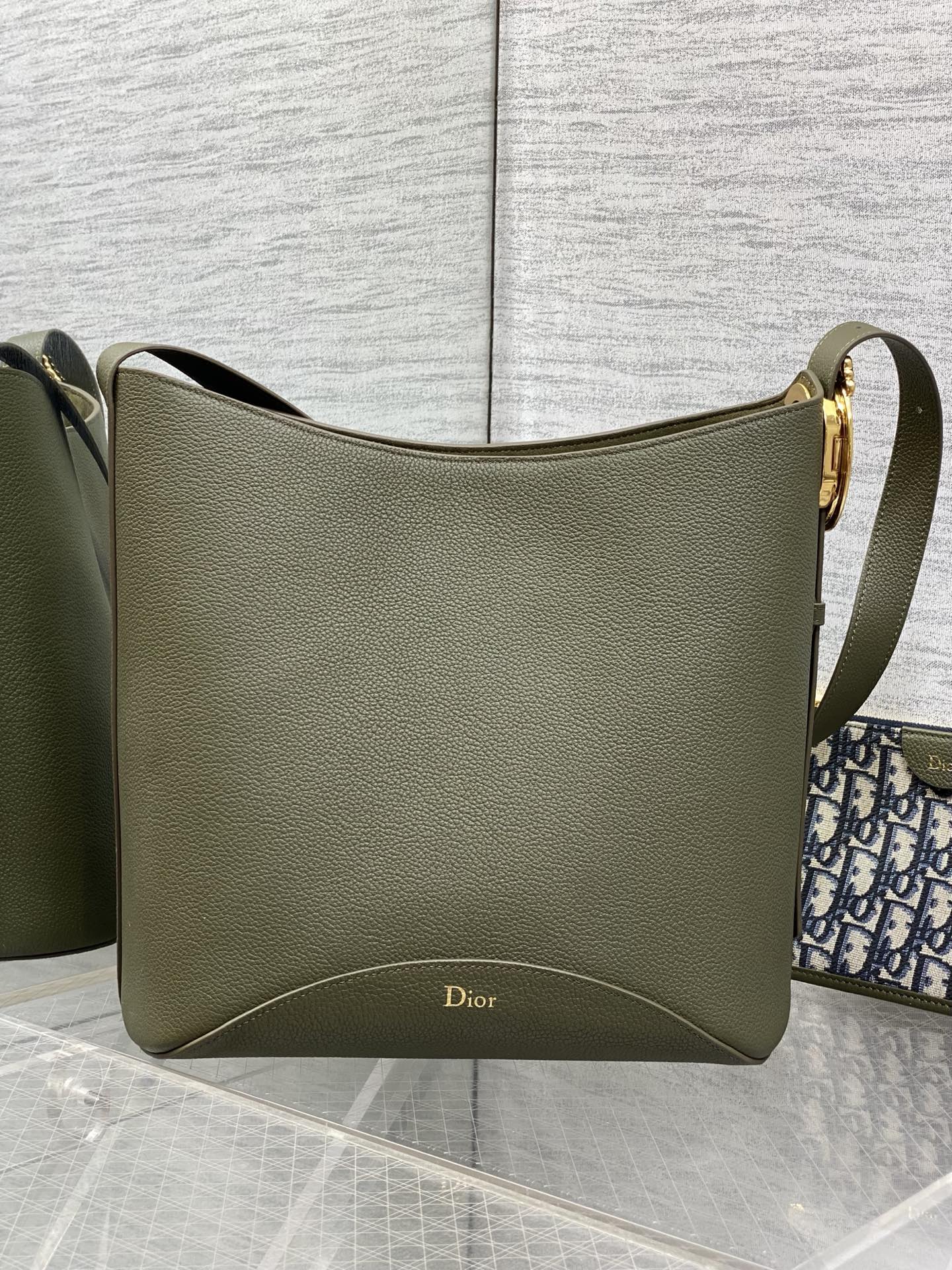 橄榄绿现货‼️Dior Medaillon大号水桶包春夏新款柔软的颗粒面牛皮革,超级有质感简洁又大气的包 橄榄绿现货‼️Dior Medaillon大号水桶包春夏新款柔软的颗粒面牛皮革,超级有质感简洁又大气的包
