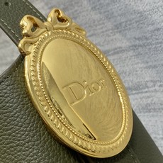 橄榄绿现货‼️Dior Medaillon大号水桶包春夏新款柔软的颗粒面牛皮革,超级有质感简洁又大气的包 橄榄绿现货‼️Dior Medaillon大号水桶包春夏新款柔软的颗粒面牛皮革,超级有质感简洁又大气的包