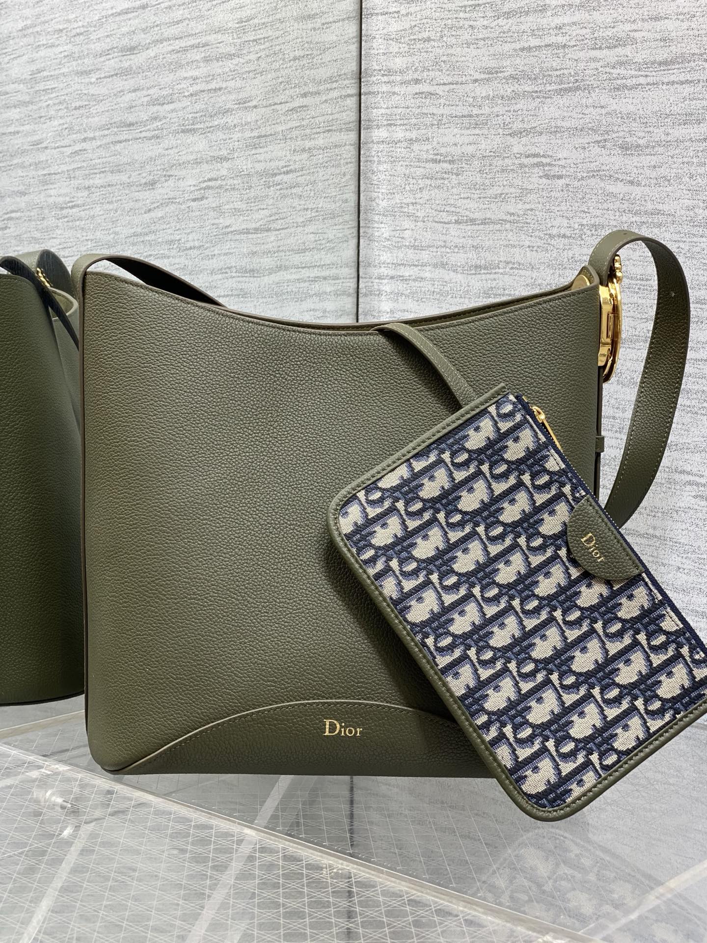 NO:850826,Olive green ready-made Dior Medaillon large bucket bag for spring and summer. Soft grained cow leather, super texture. Simple and elegant bag shape, full of high-end sense. The shoulder straps are matched with classic mirror hardware buckles, elegant and modern. The large capacity can store various daily travel items. The design of the adjustable shoulder straps creates a variety of shoulder styles. It is suitable for both commuting and leisure travel 1532  size:26.5x26x15cm, 2026 spring and summer new style, dior, cowhide, Hermes,19860909橄榄绿现货 Dior Medaillon大号水桶包春夏新款 柔软的颗粒面牛皮革,超级有质感 简洁又大气的包形,满满的高级感 肩带搭配经典镜子五金扣,优雅又摩登 超大的容量可收纳各种日常出行用品 可调节肩带的设计打造多种肩背造型 无论是通勤和休闲出行都很合适 1532 size:26.5x26x15cm,2026春夏新款,dior,cowhide,Hermes,,Bag