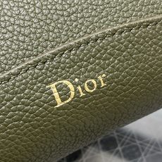 橄榄绿现货‼️Dior Medaillon大号水桶包春夏新款柔软的颗粒面牛皮革,超级有质感简洁又大气的包 橄榄绿现货‼️Dior Medaillon大号水桶包春夏新款柔软的颗粒面牛皮革,超级有质感简洁又大气的包