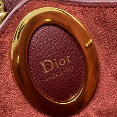 酒红色现货‼️Dior Medaillon大号水桶包春夏新款柔软的颗粒面牛皮革,超级有质感简洁又大气的包 酒红色现货‼️Dior Medaillon大号水桶包春夏新款柔软的颗粒面牛皮革,超级有质感简洁又大气的包
