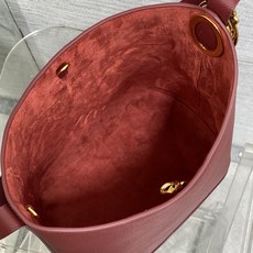 酒红色现货‼️Dior Medaillon大号水桶包春夏新款柔软的颗粒面牛皮革,超级有质感简洁又大气的包 酒红色现货‼️Dior Medaillon大号水桶包春夏新款柔软的颗粒面牛皮革,超级有质感简洁又大气的包