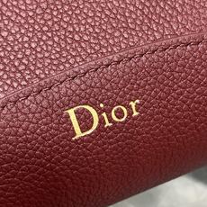 酒红色现货‼️Dior Medaillon大号水桶包春夏新款柔软的颗粒面牛皮革,超级有质感简洁又大气的包 酒红色现货‼️Dior Medaillon大号水桶包春夏新款柔软的颗粒面牛皮革,超级有质感简洁又大气的包