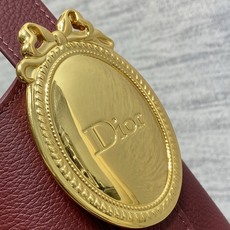 酒红色现货‼️Dior Medaillon大号水桶包春夏新款柔软的颗粒面牛皮革,超级有质感简洁又大气的包 酒红色现货‼️Dior Medaillon大号水桶包春夏新款柔软的颗粒面牛皮革,超级有质感简洁又大气的包