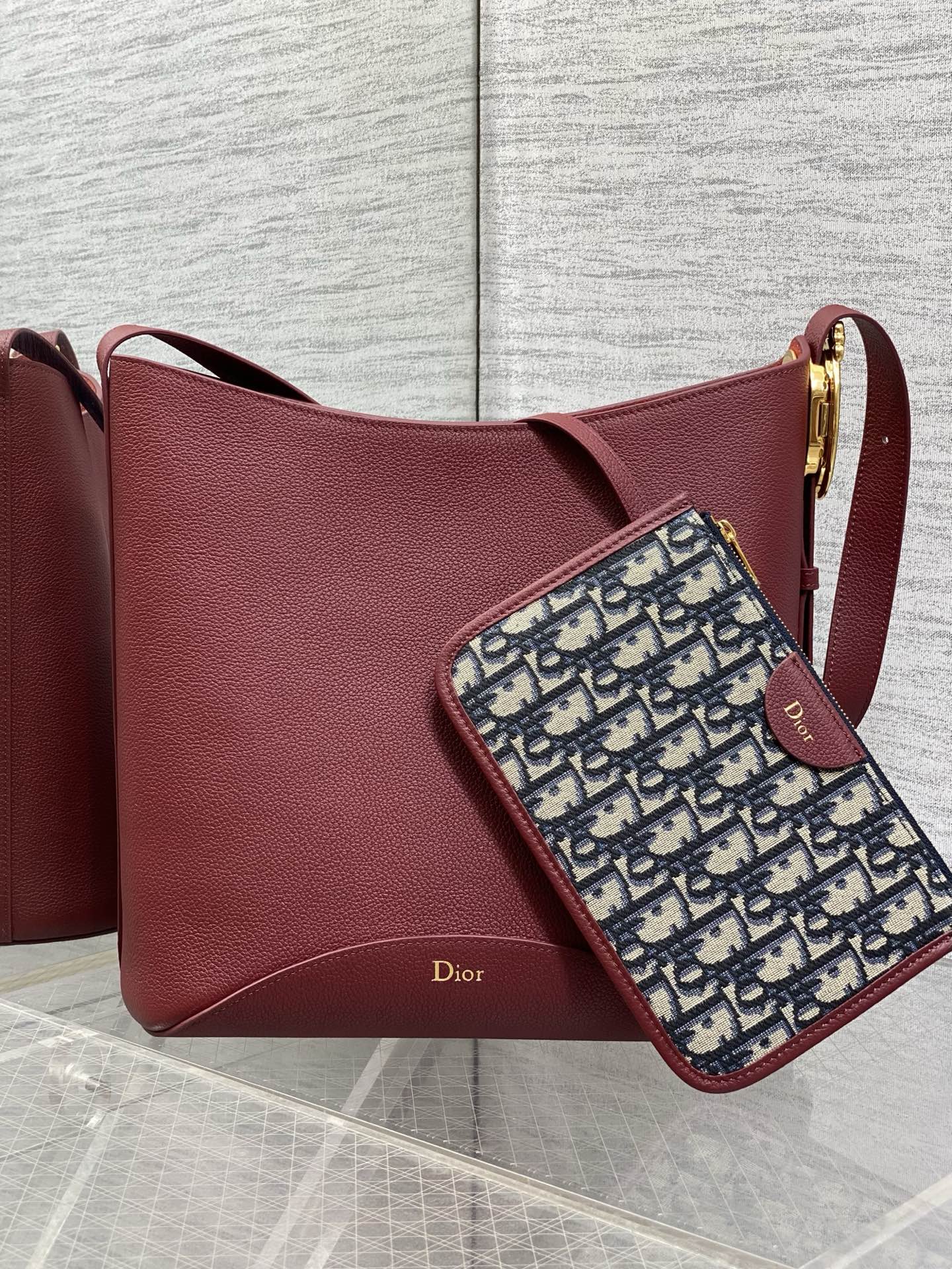 NO:850847,Burgundy red ready-made Dior Medaillon large bucket bag for spring and summer. Soft grained cow leather, super textured. Simple and elegant bag shape, full of high-end sense. The shoulder straps are matched with classic mirror hardware buckles, elegant and modern. The large capacity can store various daily travel items. The design of the adjustable shoulder straps creates a variety of shoulder styles. It is suitable for both commuting and leisure travel. 1532  size:26.5x26x15cm, 2026 spring and summer new style, dior, cowhide, Hermes,19860909酒红色现货 Dior Medaillon大号水桶包春夏新款 柔软的颗粒面牛皮革,超级有质感 简洁又大气的包形,满满的高级感 肩带搭配经典镜子五金扣,优雅又摩登 超大的容量可收纳各种日常出行用品 可调节肩带的设计打造多种肩背造型 无论是通勤和休闲出行都很合适 1532 size:26.5x26x15cm,2026春夏新款,dior,cowhide,Hermes,,Bag