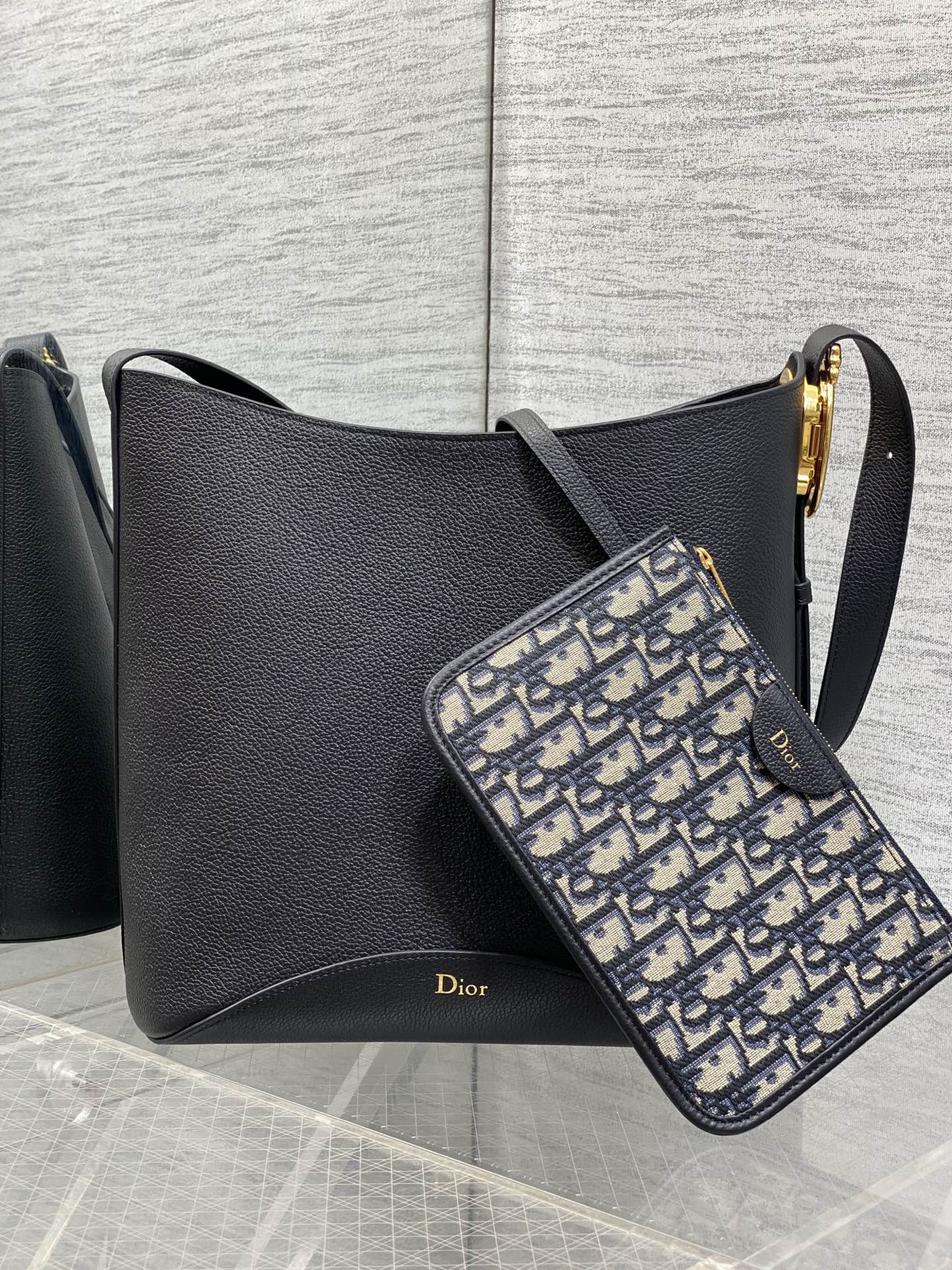 NO:850868,Black ready-made Dior Medaillon large bucket bag for spring and summer. Soft grained cow leather, super textured. Simple and elegant bag shape, full of high-end sense. The shoulder straps are matched with classic mirror hardware buckles, elegant and modern. The large capacity can store various daily travel items. The design of the adjustable shoulder straps creates a variety of shoulder styles. It is suitable for both commuting and leisure travel. 1532  size:26.5x26x15cm, 2026 spring and summer new style, dior, cowhide, Hermes,19860909黑色现货 Dior Medaillon大号水桶包春夏新款 柔软的颗粒面牛皮革,超级有质感 简洁又大气的包形,满满的高级感 肩带搭配经典镜子五金扣,优雅又摩登 超大的容量可收纳各种日常出行用品 可调节肩带的设计打造多种肩背造型 无论是通勤和休闲出行都很合适 1532 size:26.5x26x15cm,2026春夏新款,dior,cowhide,Hermes,,Bag