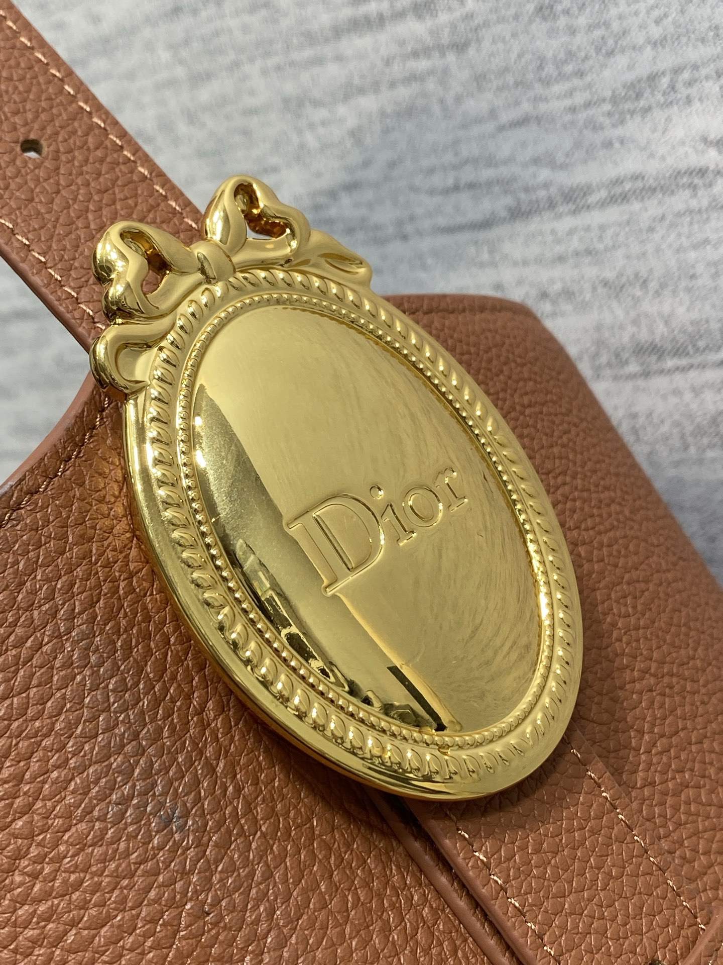 棕色现货‼️Dior Medaillon大号水桶包春夏新款柔软的颗粒面牛皮革,超级有质感简洁又大气的包形 棕色现货‼️Dior Medaillon大号水桶包春夏新款柔软的颗粒面牛皮革,超级有质感简洁又大气的包形