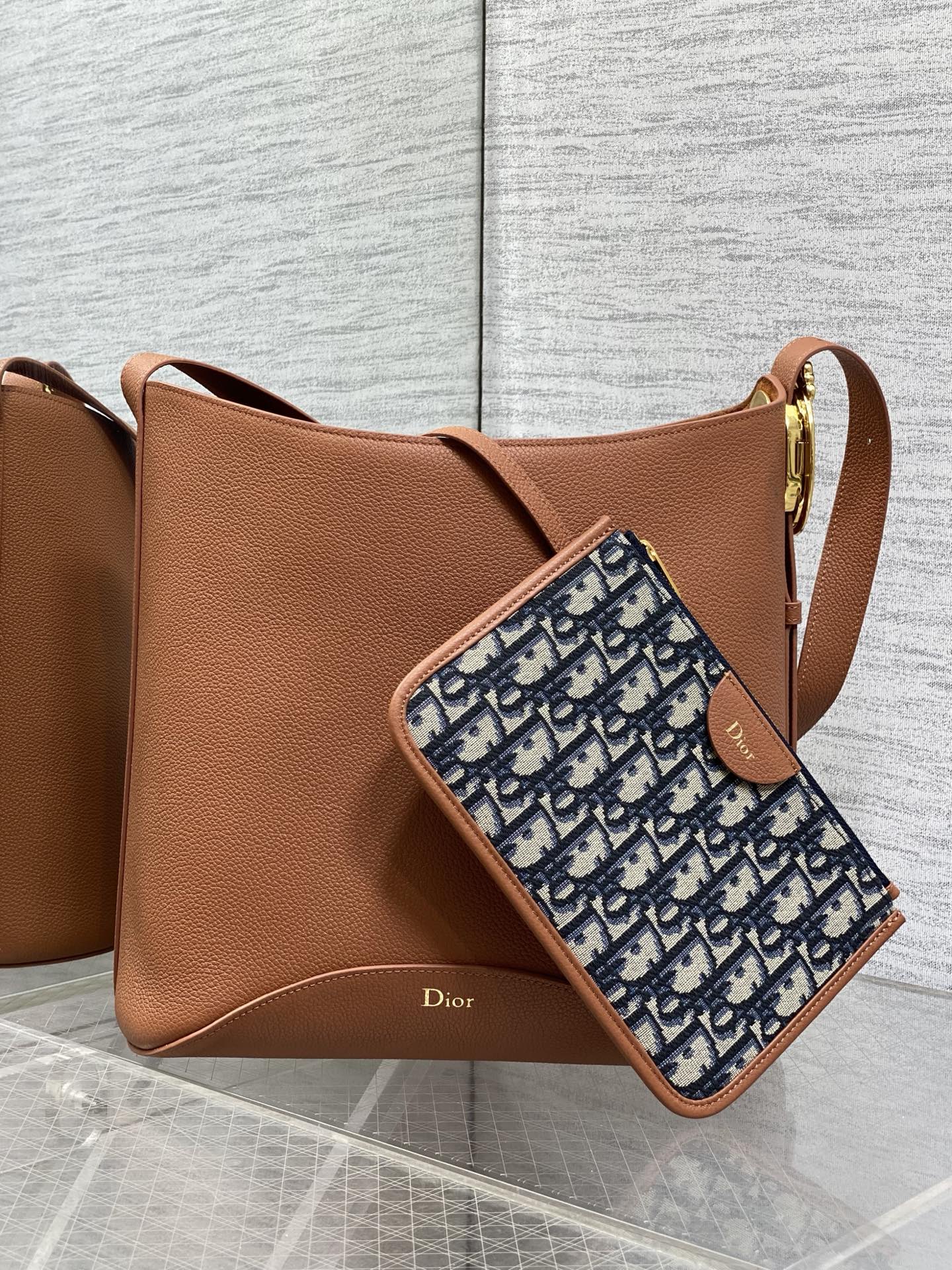 NO:850892,Brown ready-made Dior Medaillon large bucket bag for spring and summer. Soft grained cow leather, super texture. Simple and elegant bag shape, full of high-end sense. The shoulder straps are matched with classic mirror hardware buckles, elegant and modern. The large capacity can store a variety of daily travel items. The design of the adjustable shoulder straps creates a variety of shoulder styles. It is suitable for both commuting and leisure travel 1532  size:26.5x26x15cm, 2026 spring and summer new style, dior, cowhide, Hermes,19860909棕色现货 Dior Medaillon大号水桶包春夏新款 柔软的颗粒面牛皮革,超级有质感 简洁又大气的包形,满满的高级感 肩带搭配经典镜子五金扣,优雅又摩登 超大的容量可收纳各种日常出行用品 可调节肩带的设计打造多种肩背造型 无论是通勤和休闲出行都很合适 1532 size:26.5x26x15cm,2026春夏新款,dior,cowhide,Hermes,,Bag