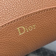 棕色现货‼️Dior Medaillon大号水桶包春夏新款柔软的颗粒面牛皮革,超级有质感简洁又大气的包形 棕色现货‼️Dior Medaillon大号水桶包春夏新款柔软的颗粒面牛皮革,超级有质感简洁又大气的包形