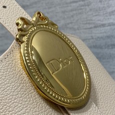 杏色现货‼️Dior Medaillon大号水桶包春夏新款柔软的颗粒面牛皮革,超级有质感简洁又大气的包形 杏色现货‼️Dior Medaillon大号水桶包春夏新款柔软的颗粒面牛皮革,超级有质感简洁又大气的包形