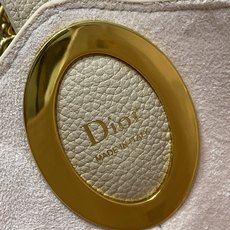 杏色现货‼️Dior Medaillon大号水桶包春夏新款柔软的颗粒面牛皮革,超级有质感简洁又大气的包形 杏色现货‼️Dior Medaillon大号水桶包春夏新款柔软的颗粒面牛皮革,超级有质感简洁又大气的包形