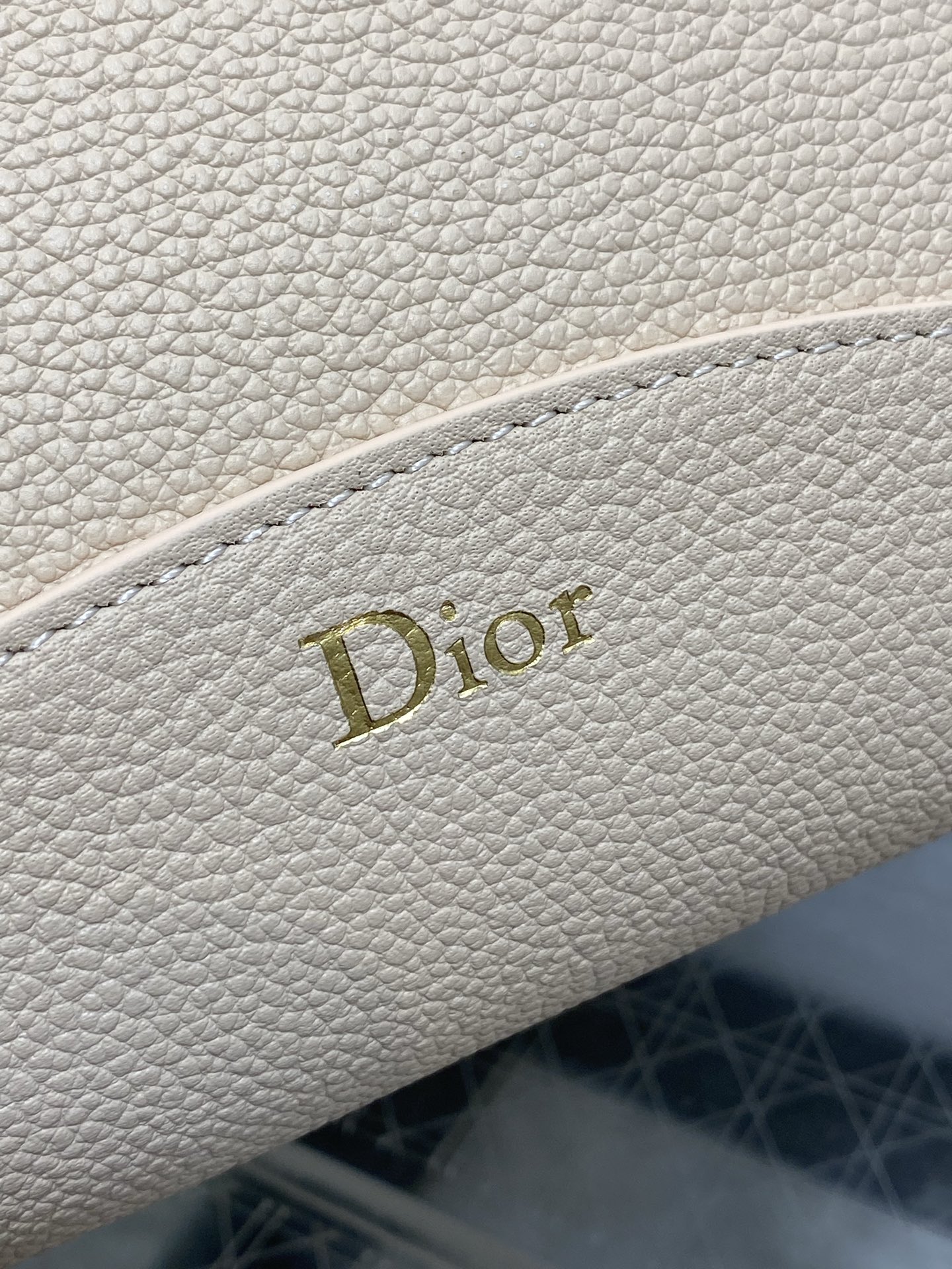 杏色现货‼️Dior Medaillon大号水桶包春夏新款柔软的颗粒面牛皮革,超级有质感简洁又大气的包形 杏色现货‼️Dior Medaillon大号水桶包春夏新款柔软的颗粒面牛皮革,超级有质感简洁又大气的包形