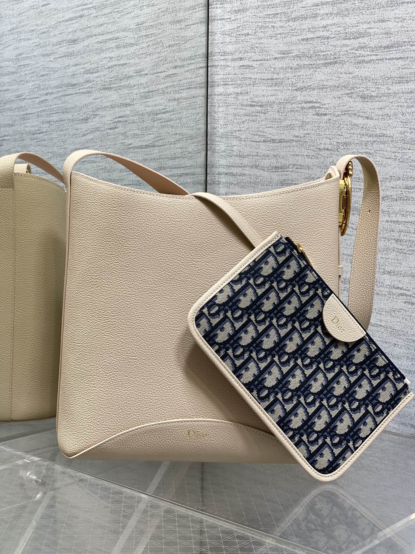 NO:850783,Apricot ready-made Dior Medaillon large bucket bag for spring and summer. Soft grained cow leather, super textured. Simple and elegant bag shape, full of high-end sense. The shoulder straps are matched with classic mirror hardware buckles, elegant and modern. The large capacity can store various daily travel items. The design of the adjustable shoulder straps creates a variety of shoulder styles. It is suitable for both commuting and leisure travel 1532  size:26.5x26x15cm, 2026 spring and summer new style, dior, cowhide, Hermes,19860909杏色现货 Dior Medaillon大号水桶包春夏新款 柔软的颗粒面牛皮革,超级有质感 简洁又大气的包形,满满的高级感 肩带搭配经典镜子五金扣,优雅又摩登 超大的容量可收纳各种日常出行用品 可调节肩带的设计打造多种肩背造型 无论是通勤和休闲出行都很合适 1532 size:26.5x26x15cm,2026春夏新款,dior,cowhide,Hermes,,Bag