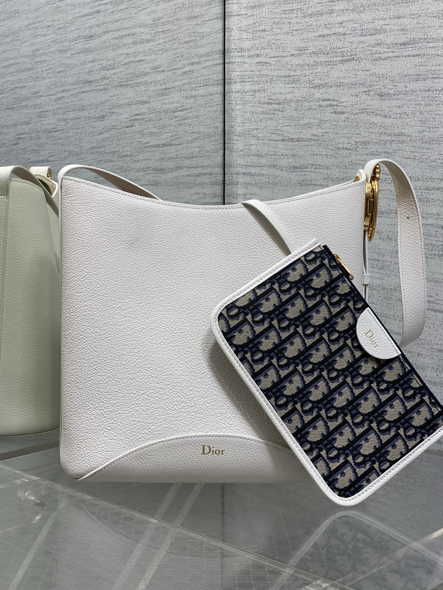 NO:850897,White ready-made Dior Medaillon large bucket bag for spring and summer. Soft grained cow leather, super textured. Simple and elegant bag shape, full of high-end sense. The shoulder straps are matched with classic mirror hardware buckles, elegant and modern. The large capacity can store various daily travel items. The design of the adjustable shoulder straps creates a variety of shoulder styles. It is suitable for commuting and leisure travel. 1532  size:26.5x26x15cm, 2026 spring and summer new style, dior, cowhide, Hermes,19860909白色现货 Dior Medaillon大号水桶包春夏新款 柔软的颗粒面牛皮革,超级有质感 简洁又大气的包形,满满的高级感 肩带搭配经典镜子五金扣,优雅又摩登 超大的容量可收纳各种日常出行用品 可调节肩带的设计打造多种肩背造型 无论是通勤和休闲出行都很合适 1532 size:26.5x26x15cm,2026春夏新款,dior,cowhide,Hermes,,Bag