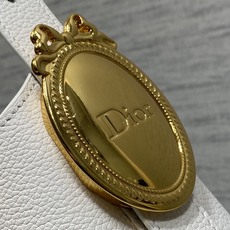 白色现货‼️Dior Medaillon大号水桶包春夏新款柔软的颗粒面牛皮革,超级有质感简洁又大气的包形 白色现货‼️Dior Medaillon大号水桶包春夏新款柔软的颗粒面牛皮革,超级有质感简洁又大气的包形